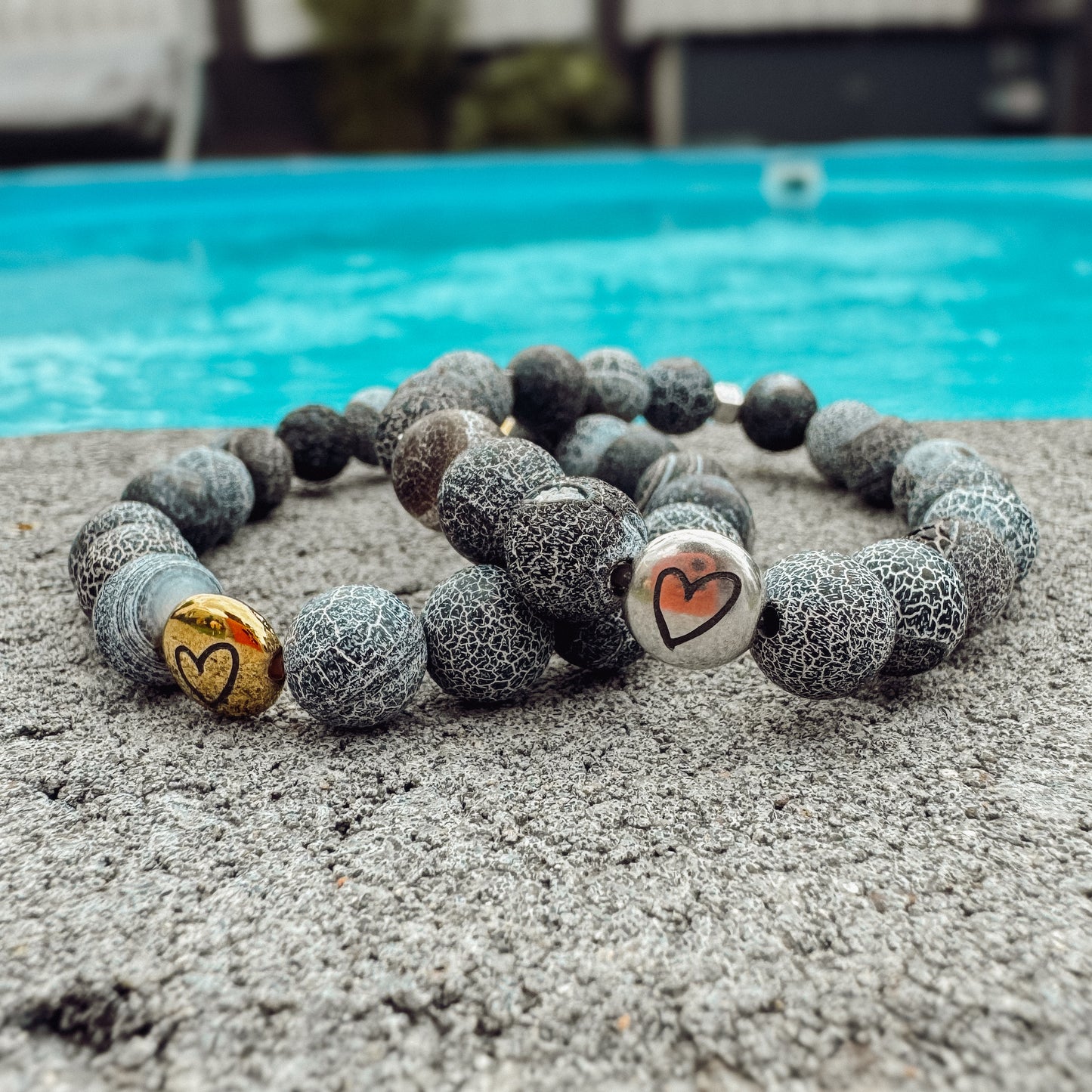 Farbenspiel fürs Herz – Edelstein-Armbänder mit Herzperle