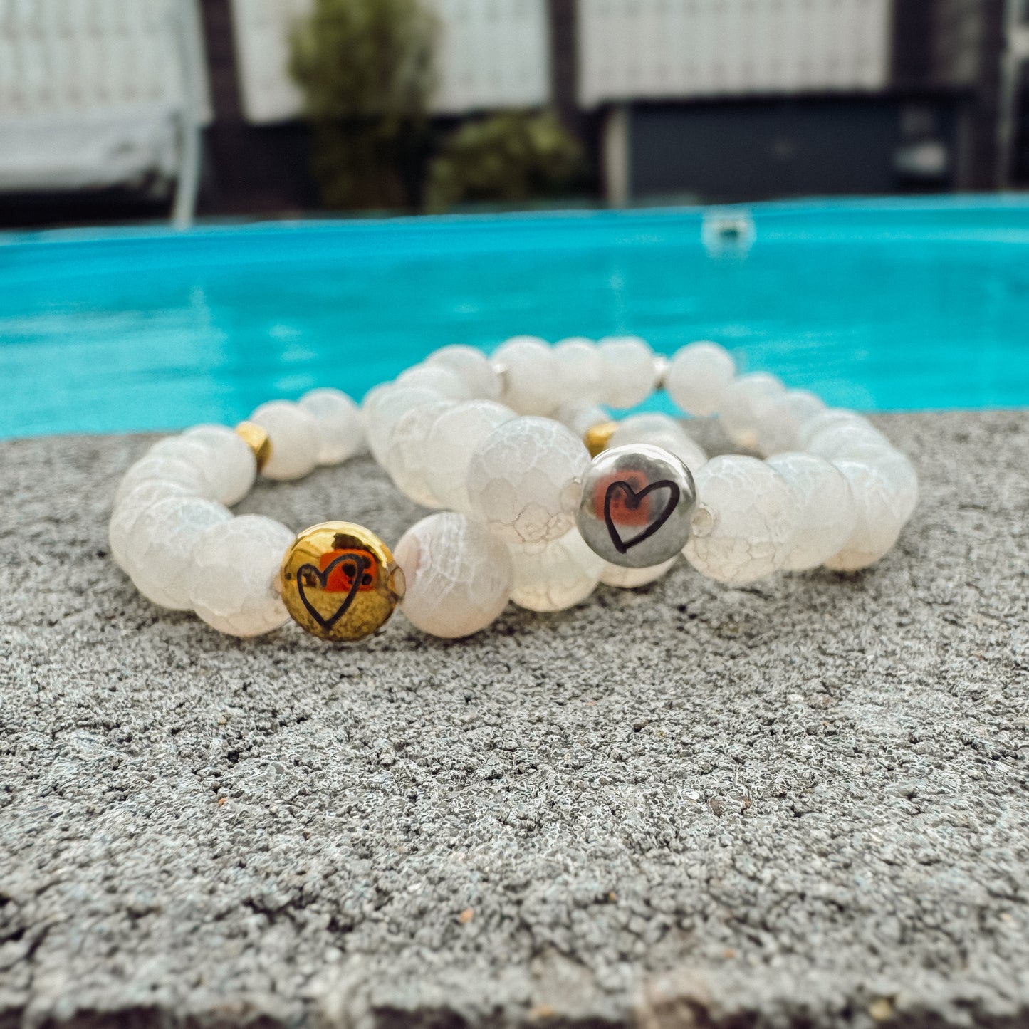 Farbenspiel fürs Herz – Edelstein-Armbänder mit Herzperle