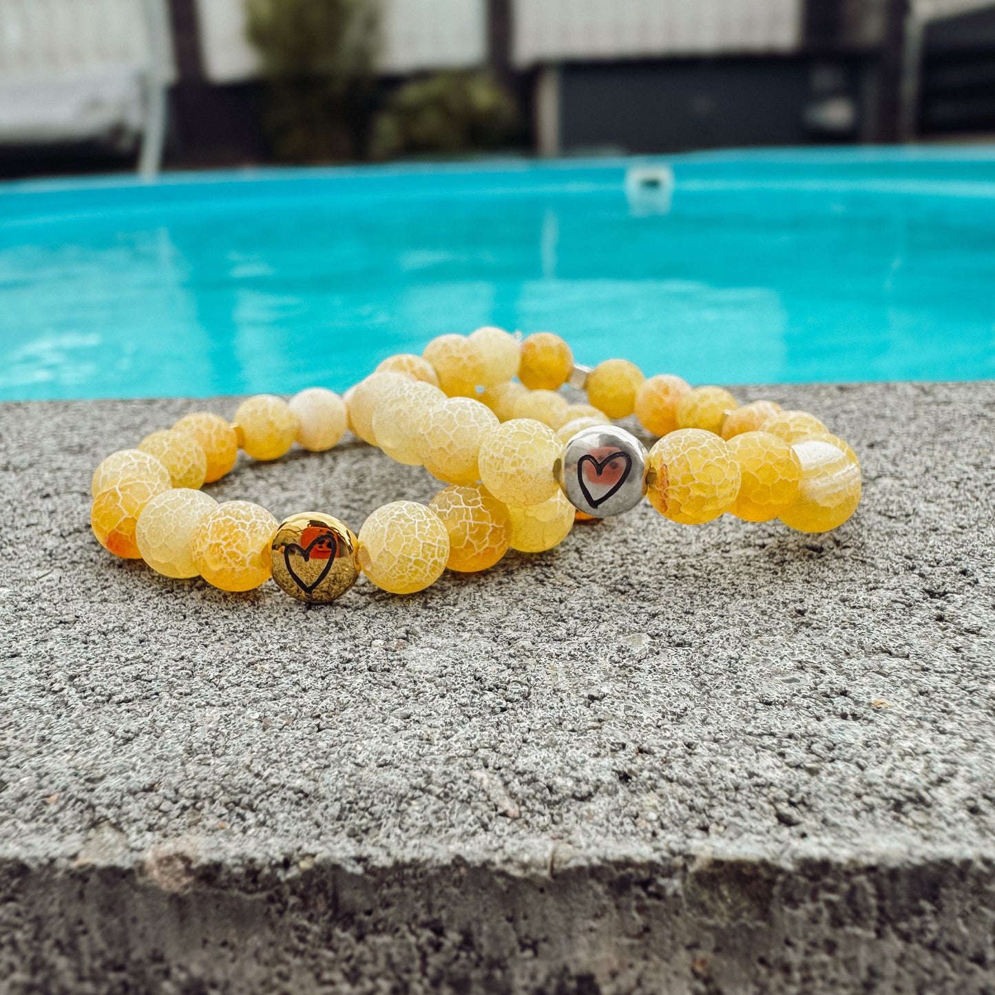 Farbenspiel fürs Herz – Edelstein-Armbänder mit Herzperle