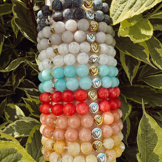 Farbenspiel fürs Herz – Edelstein-Armbänder mit Herzperle
